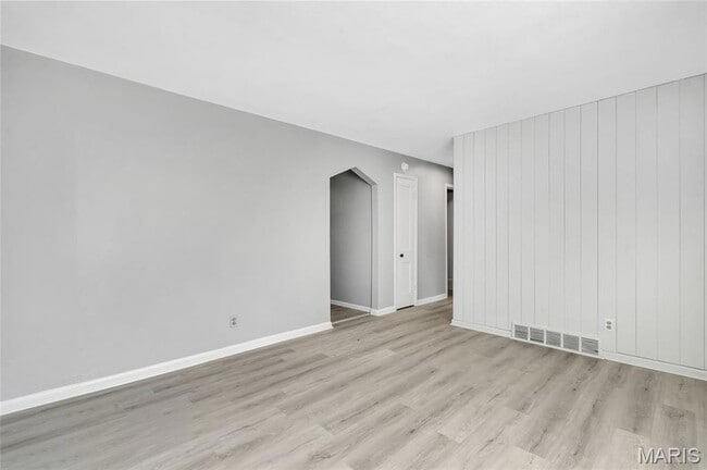 Building Photo - 2809 S River Rd
