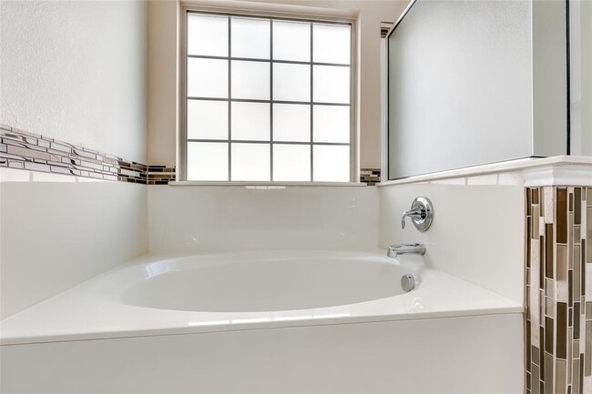 Building Photo - 868 Water Hyacinth Loop