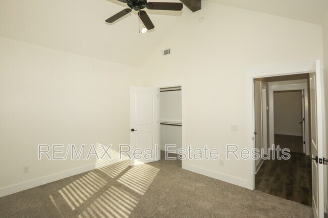 Building Photo - 12 Celtic Dr