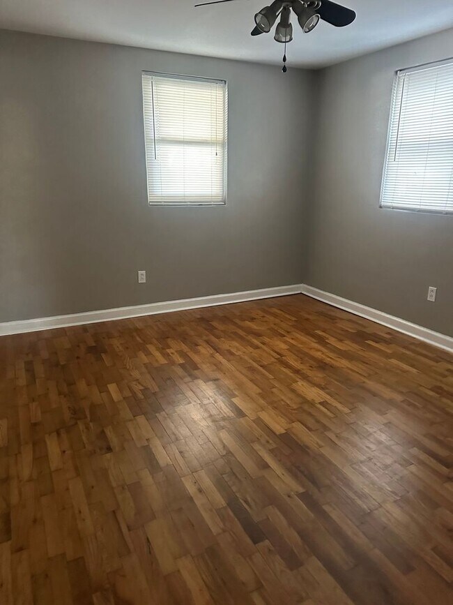 Building Photo - 414 E Park Ave