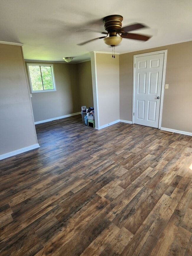 Building Photo - Newly Remodeled!!
