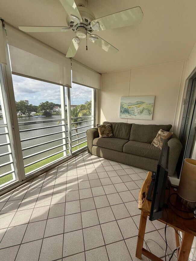 Building Photo - 4032 Yarmouth E