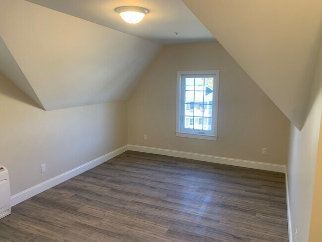 Building Photo - 129 Kenoza Ave