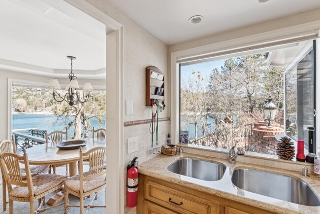 Building Photo - 716 Oak Point