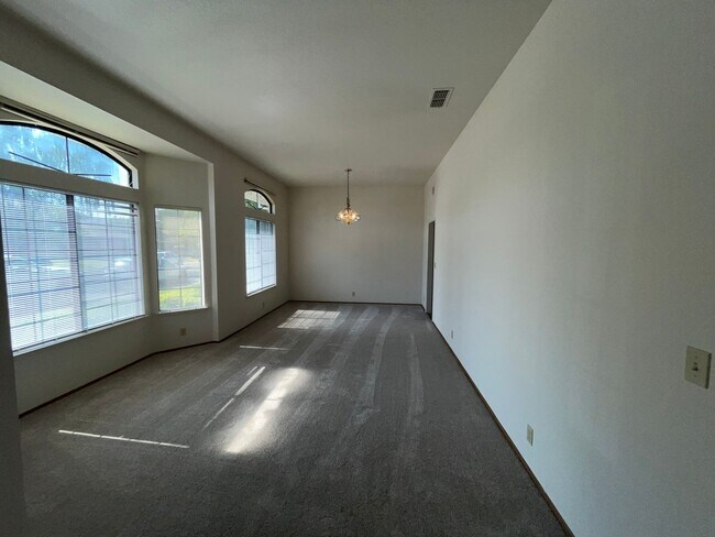 Building Photo - 4BR | 2BA | 1800SF | 2 Car Garage | Availa...