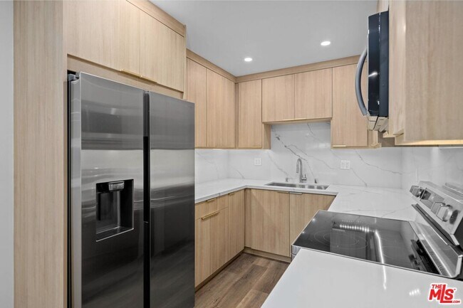 Building Photo - 2449 Beachwood Dr