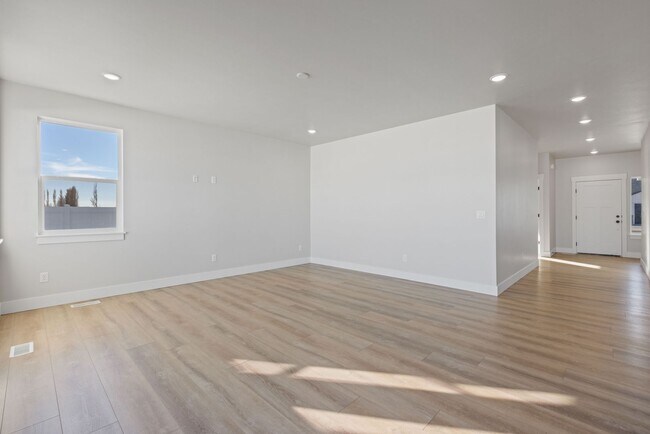 Building Photo - LEASE TAKE OVER PLEASE CALL TENANTS BRITTNEY 480-868-7733 OR Gunner Norton 480-450-0666 -FOR THIS...