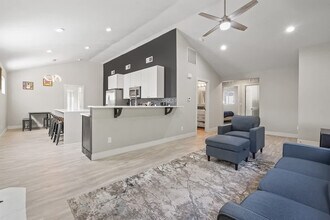 Building Photo - 1001 N Shamrock St