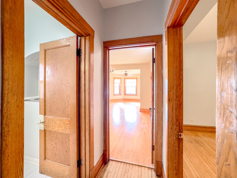 Building Photo - 4322 W Kamerling Ave
