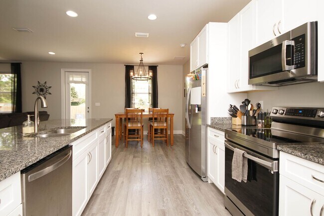 Building Photo - Newer Home in Valparaiso