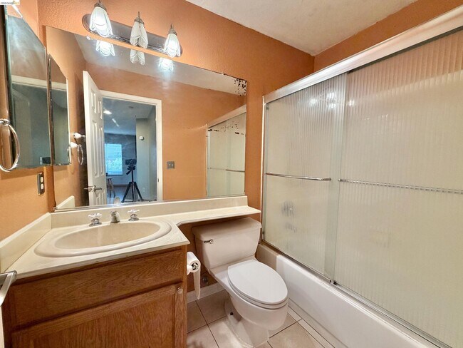 Building Photo - 7 Goldmeadow Ct