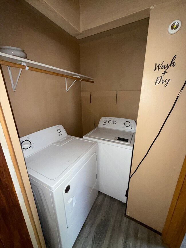 Building Photo - 3 Bedroom- Walking distance to Mud Lake