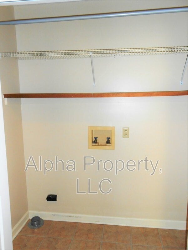 Building Photo - 305 Fairdale Dr
