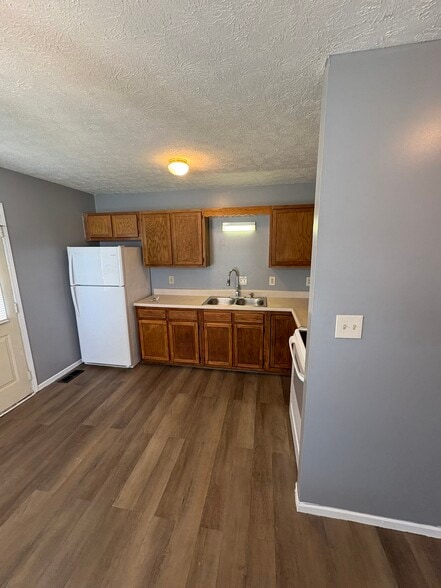 Building Photo - 1835 Carpenter Cir