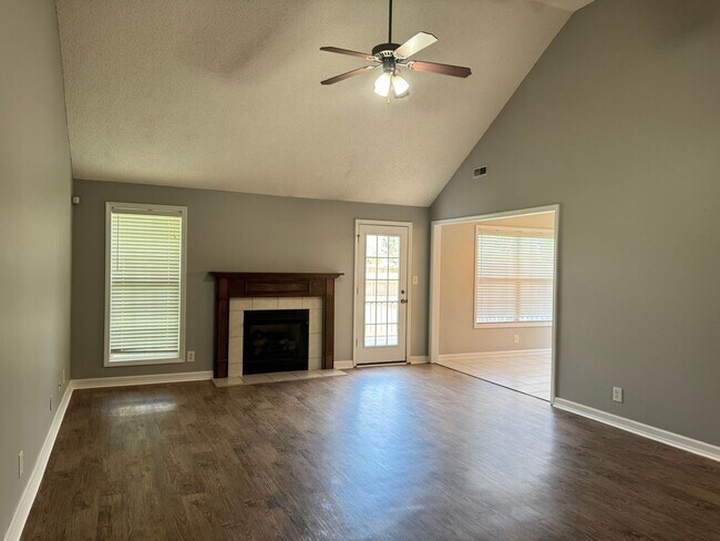 Building Photo - Almost 2000 sq.ft! Super Nice & Clean! 3 B...