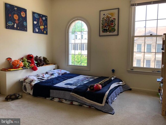 Building Photo - 10926 Bloomingdale Dr