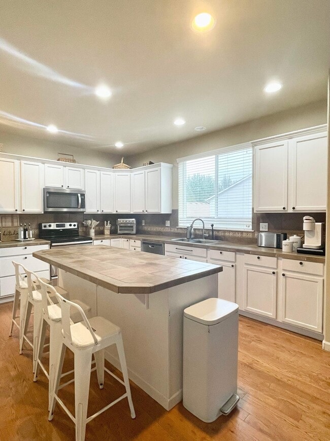 Building Photo - 1616 Farina Lp SE