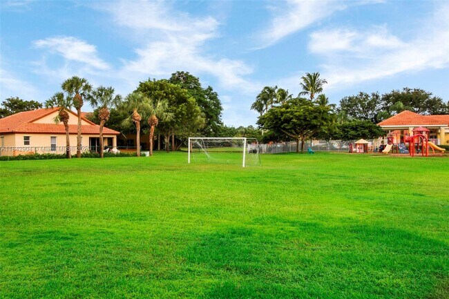 Building Photo - 6047 Seminole Gardens Cir