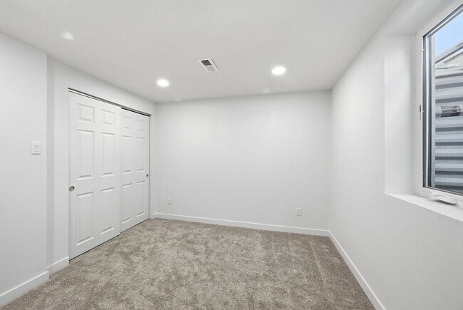 Building Photo - 4-bedroom, 4 bath home with 2 car garage