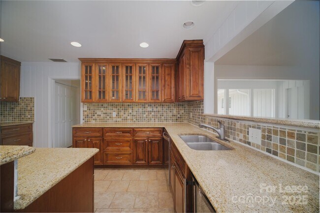 Building Photo - 1123 Lynbrook Dr