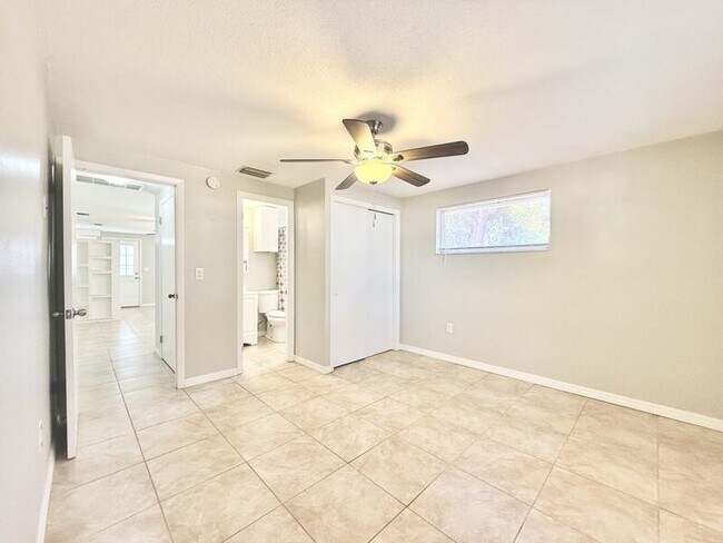 Building Photo - 5852 Monroe St