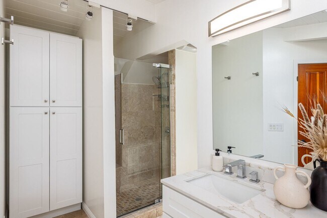 Building Photo - Wonderful Rockridge Home for Lease