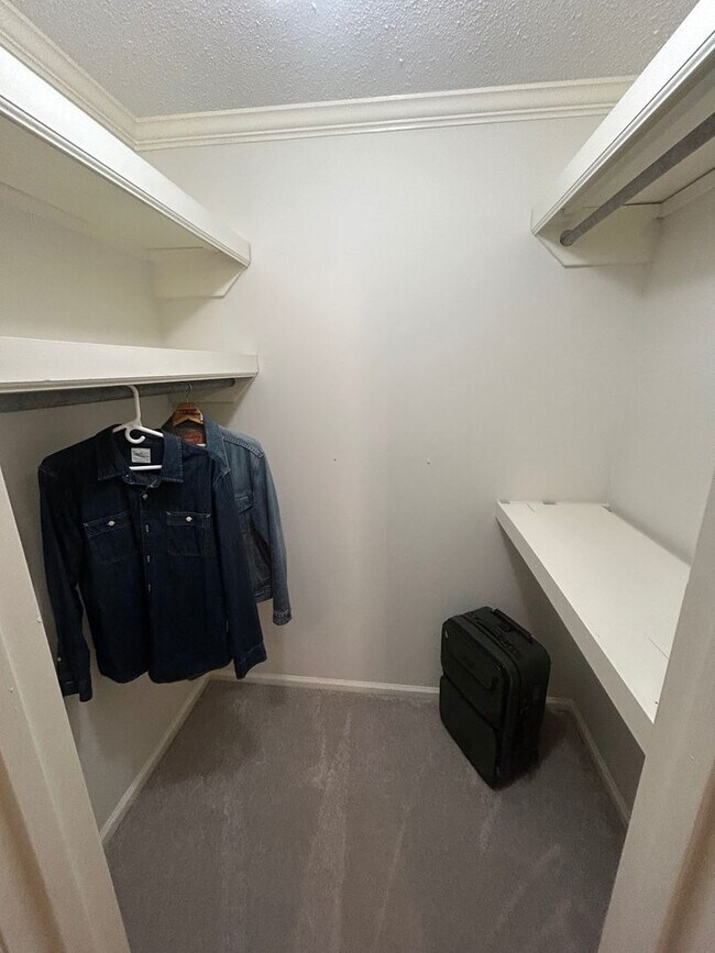 Building Photo - 5516 Lakeshore Dr