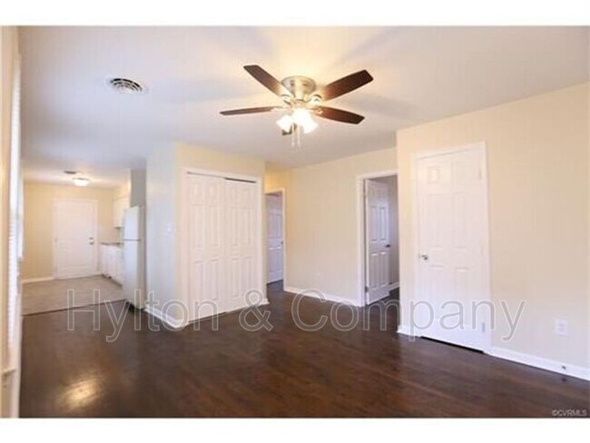 Building Photo - 220 W 31st St