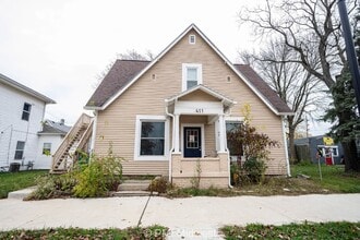 Building Photo - "Charming Compact Living in Heart of Lebanon – Ideal for Minimalists!"