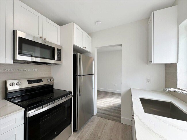 Building Photo - 1920 Biarritz Dr