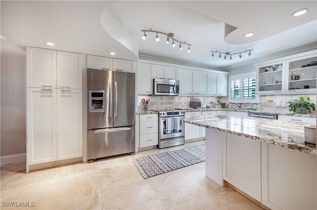 Building Photo - 800 River Point Dr