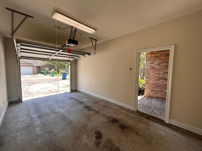 Building Photo - 12341 Pine View Ln
