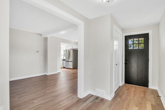 Building Photo - 27065 N Ridge St