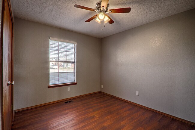 Building Photo - Beautiful house in Yukon 3 bed and 2 bath