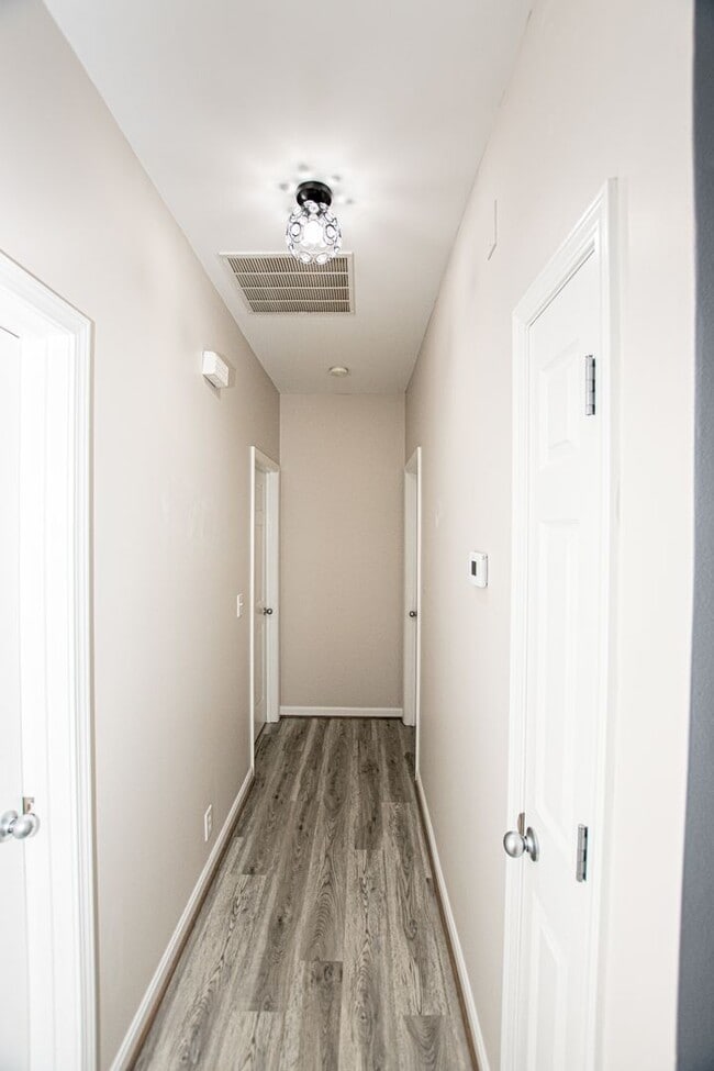 Building Photo - Stunning Two Bedroom, Two Bathroom Apartme...