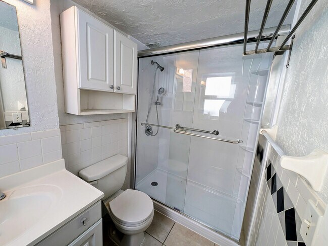 Building Photo - 1001 SE 16th St