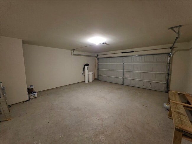 Building Photo - 723 Crystal Lakes Dr
