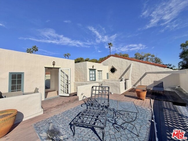 Building Photo - 1123 Flores St