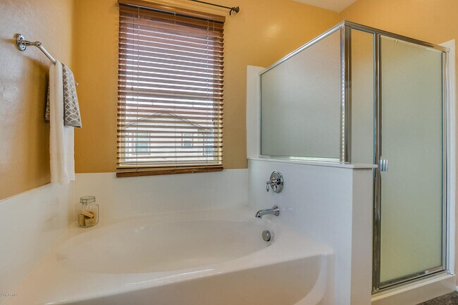 Building Photo - GREAT LOCATION!  Fabulous move-in ready 5 bed /3 bath home in south Tempe