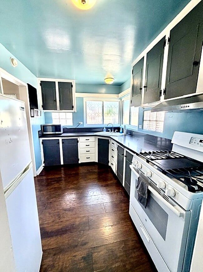 Building Photo - 445 1/2 E. Puente St