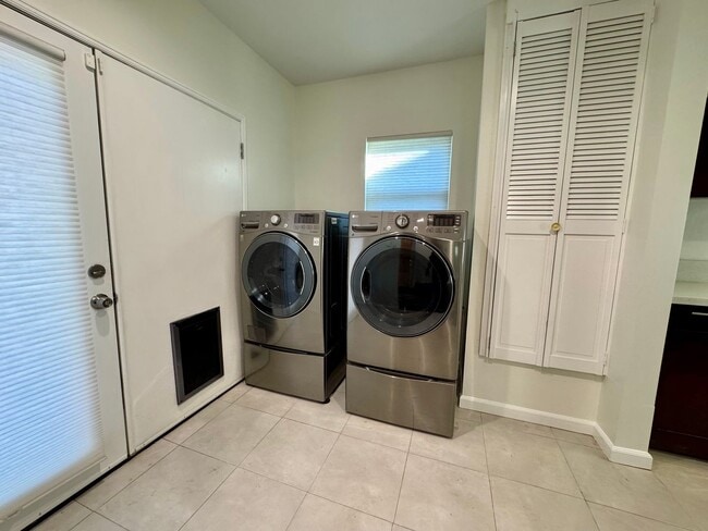 Building Photo - Stunning 3-bedroom, 2-bathroom home in Leimert Park area