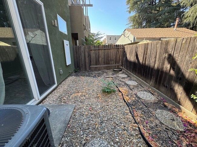 Building Photo - 392 Midstream Ln