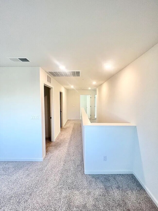 Building Photo - Spacious 4 Bedroom Home in West Roseville ...