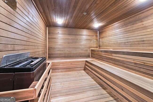 Building Photo - 3481 Lakeside Dr NE