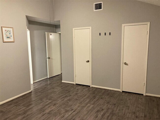 Building Photo - 2734 Colony Dr