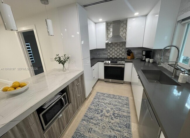 Building Photo - 2900 SW 16th St