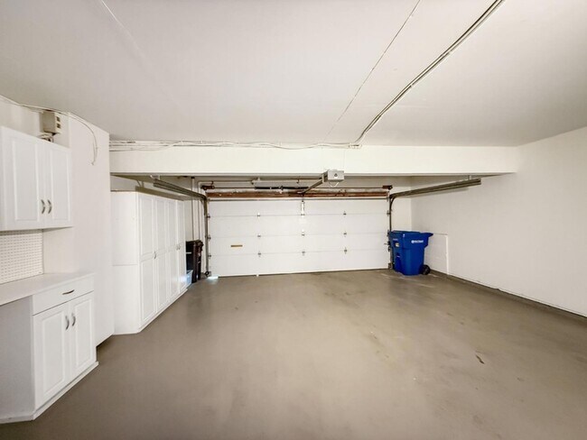 Building Photo - 285 Casitas Bulevar