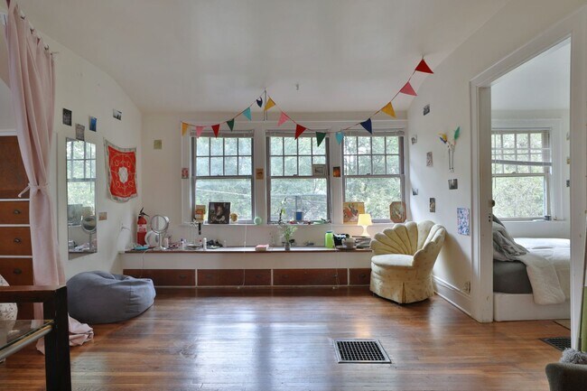 Building Photo - Highly Sought After OSU 6 Bedroom House Iuka Ravine with 2 new bathrooms and free off-street parking