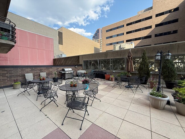 Building Photo - Modern 1 Bedroom Apartment With Stunning C...