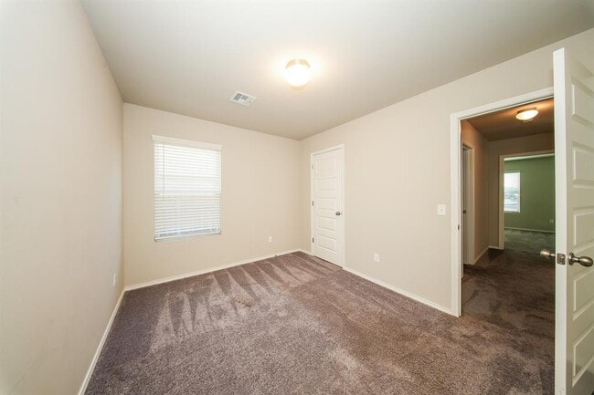 Building Photo - 2204 Dillards Dr